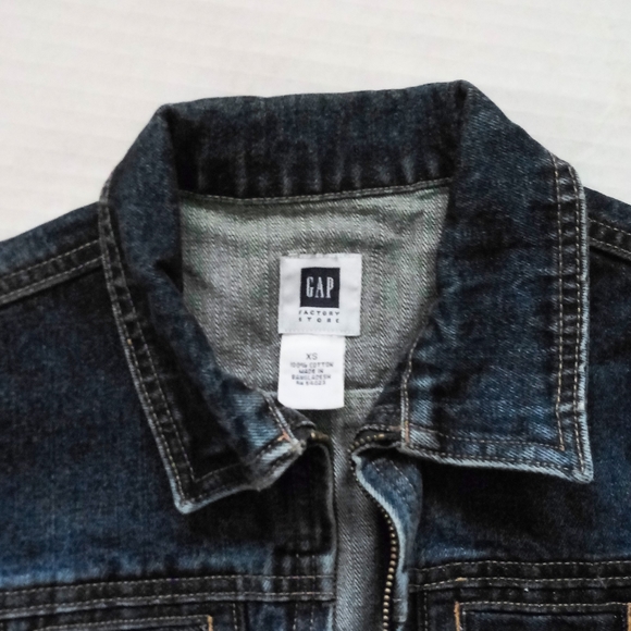 🍍2/$20🍍zip up denim jacket from GAP - Picture 2 of 4